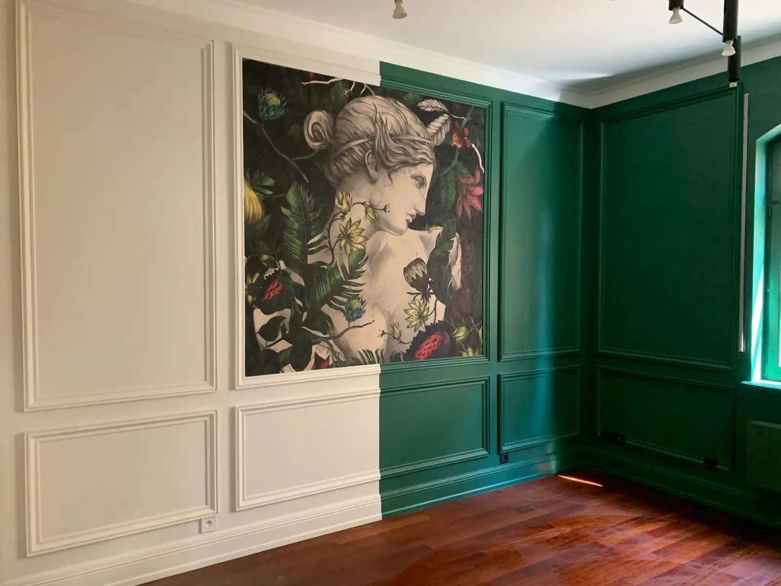 Artystyczna dekoracja ściany w nowoczesnym domu z minimalistycznym stylem